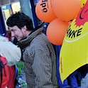 Teilnehmer des Greenpeace Energy Bayern Express zeigen Flagge in Elmshorn.